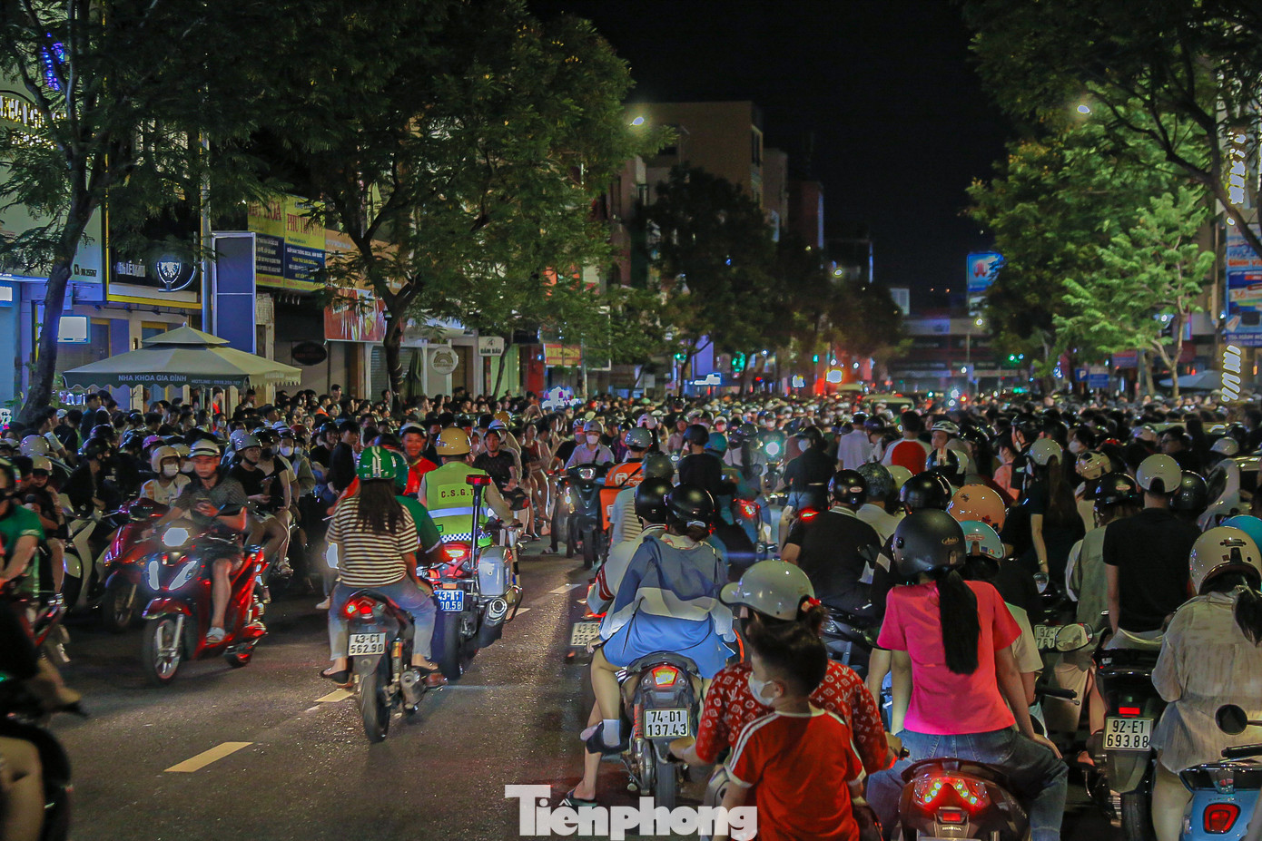 Tại khu vực đường Điện Biên Phủ, Lê Duẩn, lực lượng chức năng phải liên tục điều tiết, nhắc nhở các đoàn múa lân và người đi đường tránh gây ùn tắc, đảm bảo an ninh trật tự.