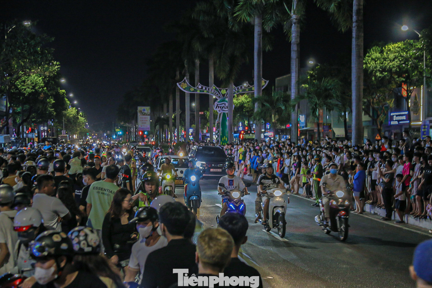 Từ hơn 19h, các tuyến đường lớn ở Đà Nẵng đã chật kín người và phương tiện trong đêm Trung thu.