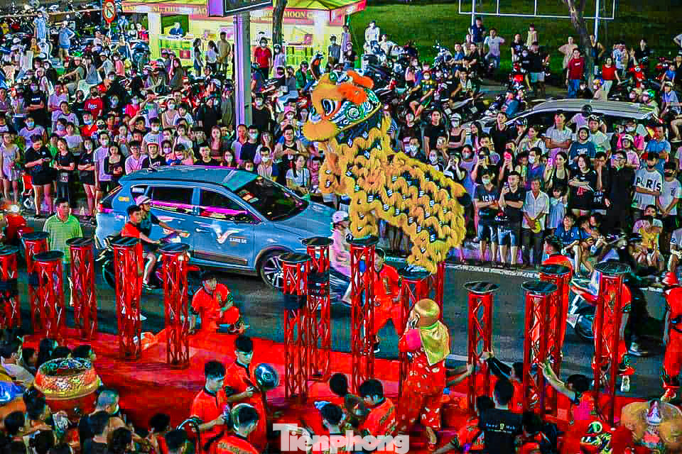 Ghi nhận của Tiền Phong, hàng nghìn người đã đổ về các tuyến đường lớn như Lê Duẩn, Điện Biên Phủ, Tôn Đức Thắng, Ông Ích Khiêm… để vui chơi, xem múa lân trong đêm Trung thu khiến nhiều đoạn đường kẹt cứng người và phương tiện.