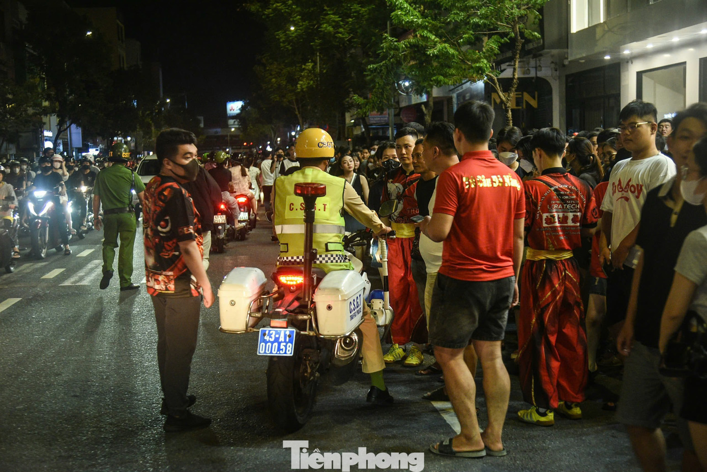 Tại khu vực đường Điện Biên Phủ, Lê Duẩn, lực lượng chức năng phải liên tục điều tiết, nhắc nhở các đoàn múa lân và người đi đường tránh gây ùn tắc, đảm bảo an ninh trật tự.