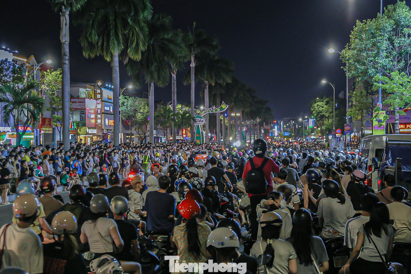 Nhiều người dừng xe để xem múa lân khiến các đoạn đường kẹt cứng.