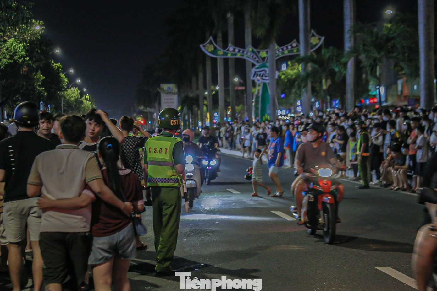 Tại khu vực đường Điện Biên Phủ, Lê Duẩn, lực lượng chức năng phải liên tục điều tiết, nhắc nhở các đoàn múa lân và người đi đường tránh gây ùn tắc, đảm bảo an ninh trật tự.