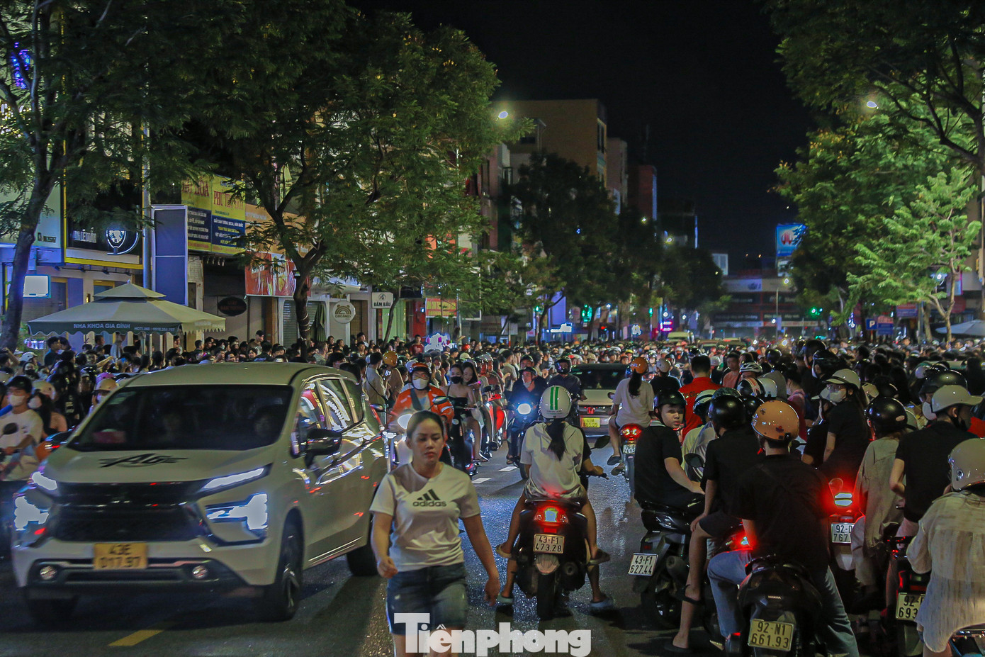 Nhiều người dừng xe để xem múa lân khiến các đoạn đường kẹt cứng.