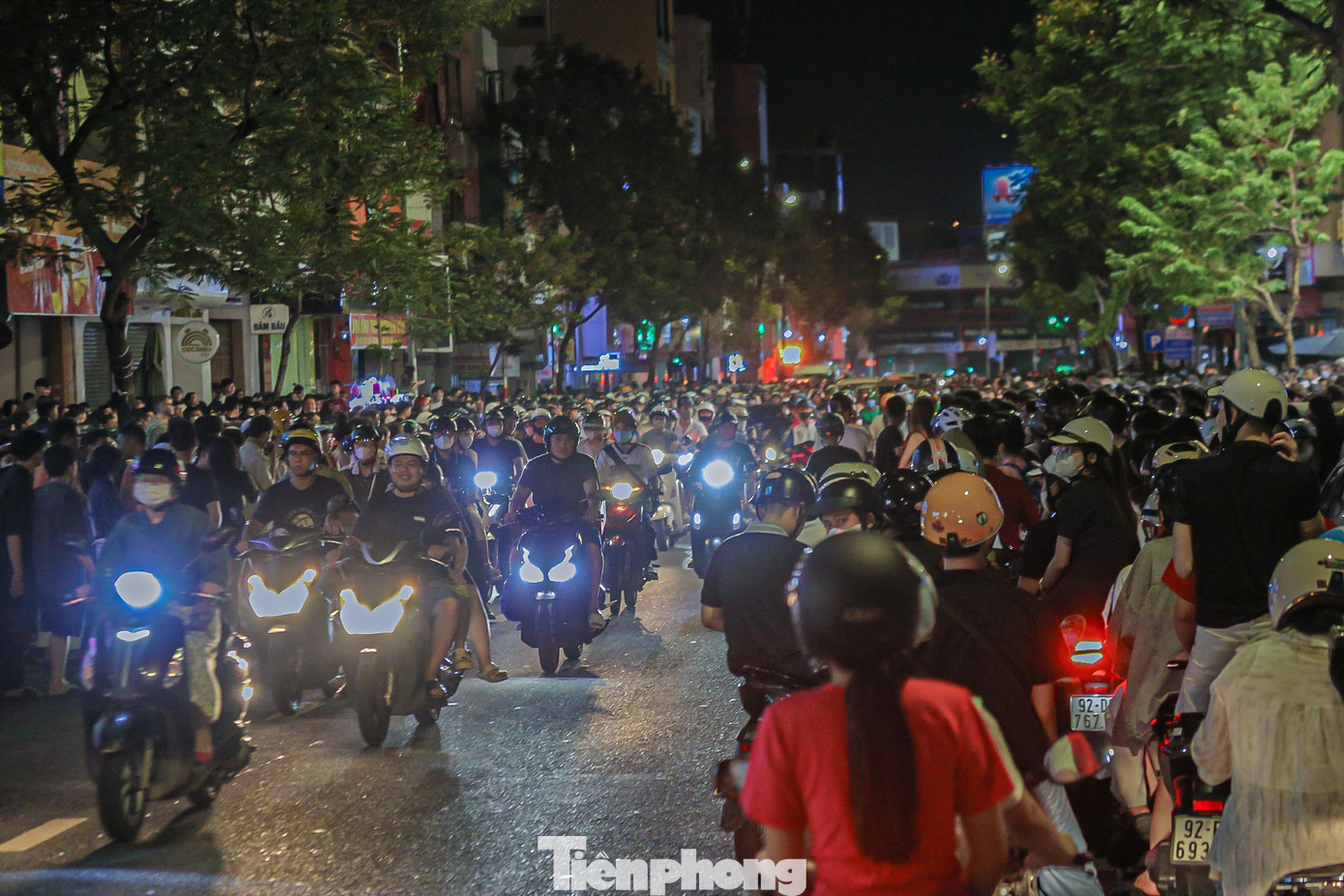 Hơn 22h đêm, các tuyến đường vẫn trong tình trạng đông kín người và phương tiện.