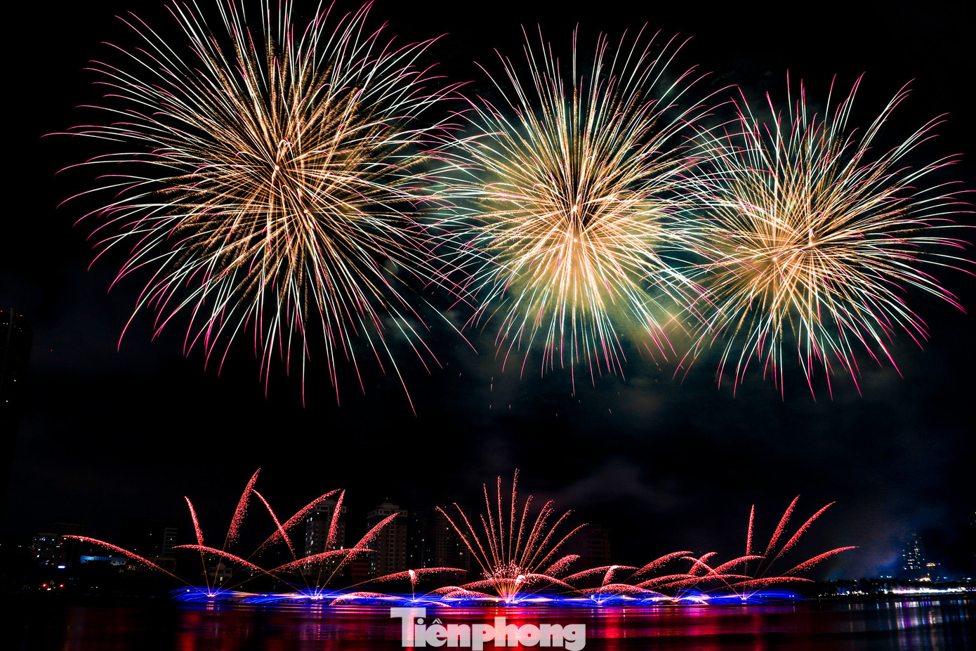 Đội Ba Lan với màn trình diễn "Dragon Love – Tình yêu của Rồng".