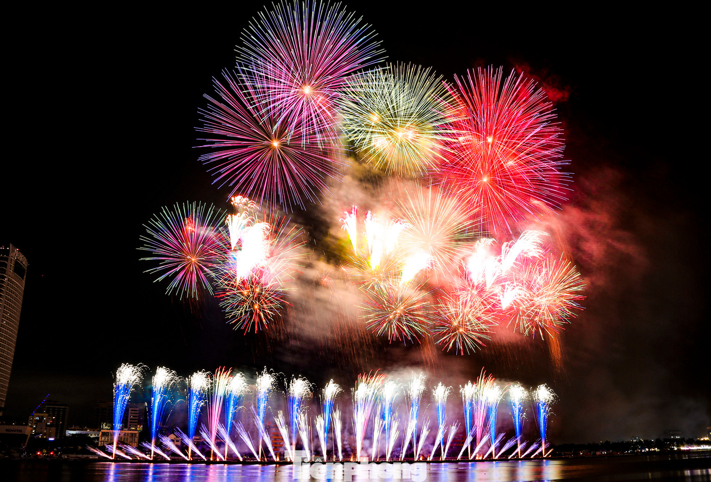 Bầu trời đêm Đà Nẵng rực rỡ trong màn trình diễn pháo hoa của đội Z121 Vina Pyrotech (Việt Nam). Ảnh: Duy Quốc.