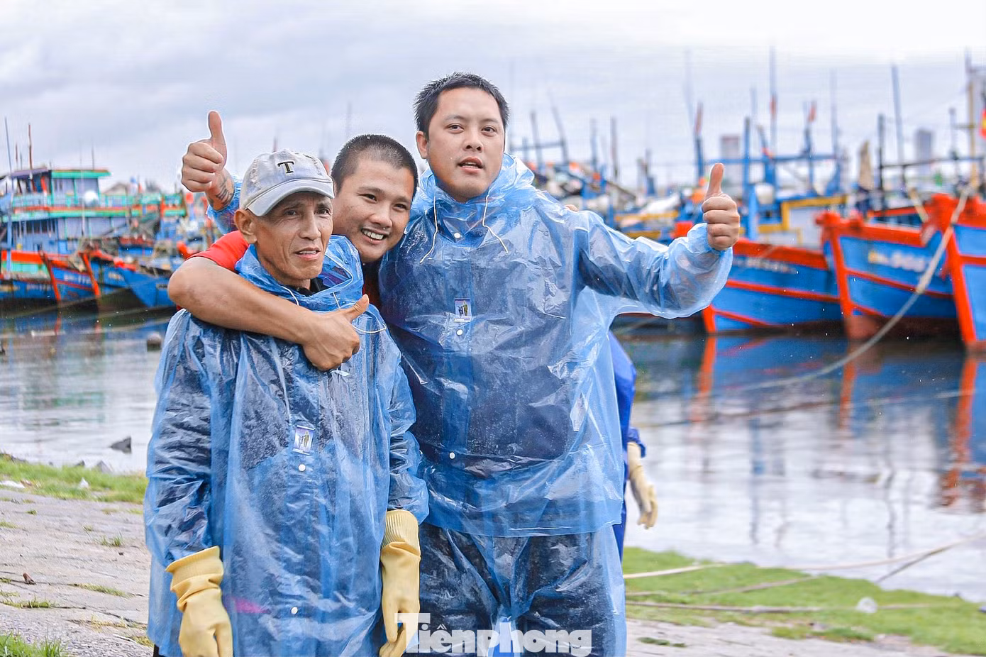 Ngư dân trong niềm vui phấn khởi sau chuyến đi biển bội thu. Ngư dân trong niềm vui phấn khởi sau chuyến đi biển bội thu.