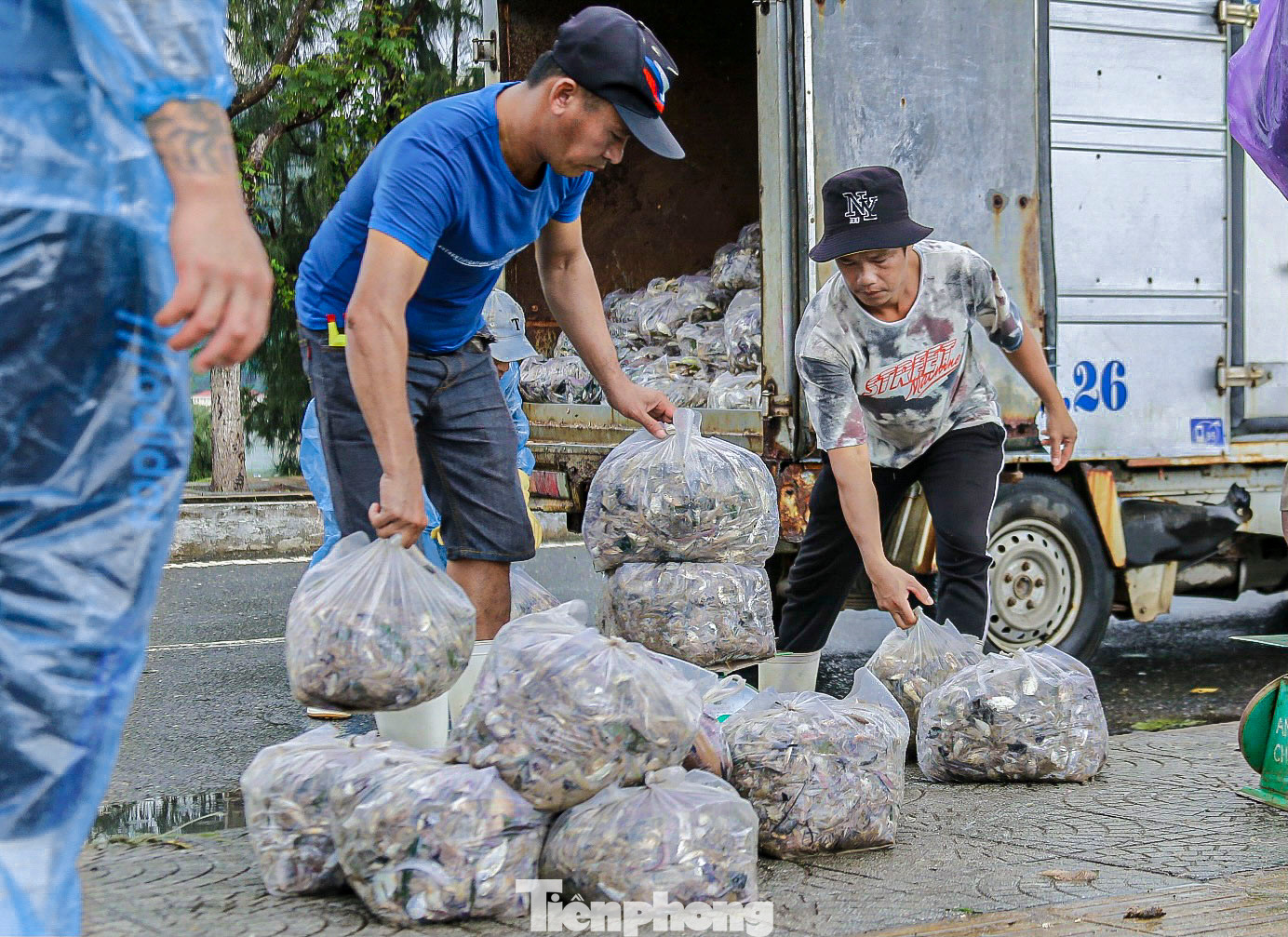 Tại bến, nhiều thương lái đã chờ sẵn để thu mua. Tại bến, nhiều thương lái đã chờ sẵn để thu mua.