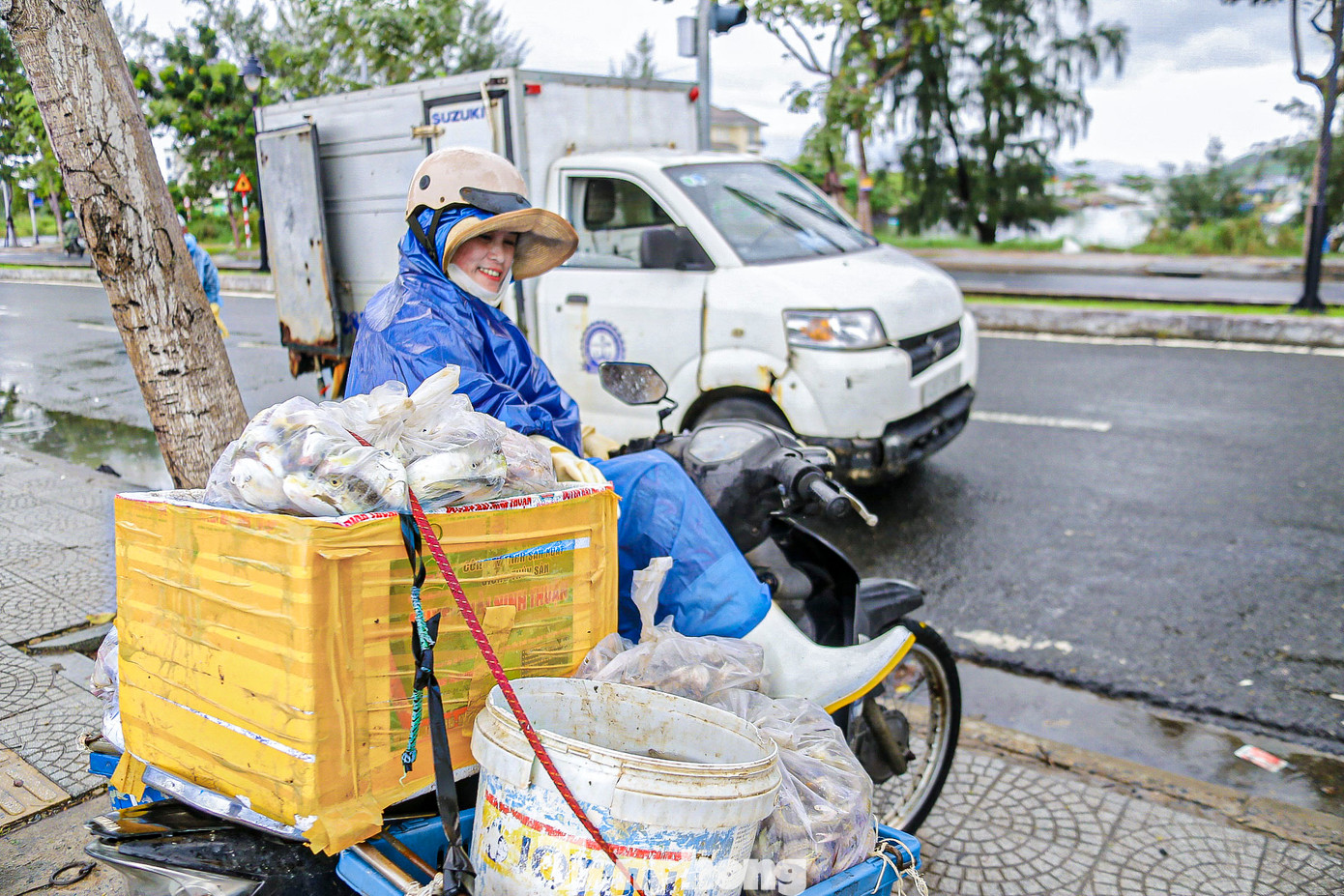 Ngư dân trong niềm vui phấn khởi sau chuyến đi biển bội thu. Ngư dân trong niềm vui phấn khởi sau chuyến đi biển bội thu.