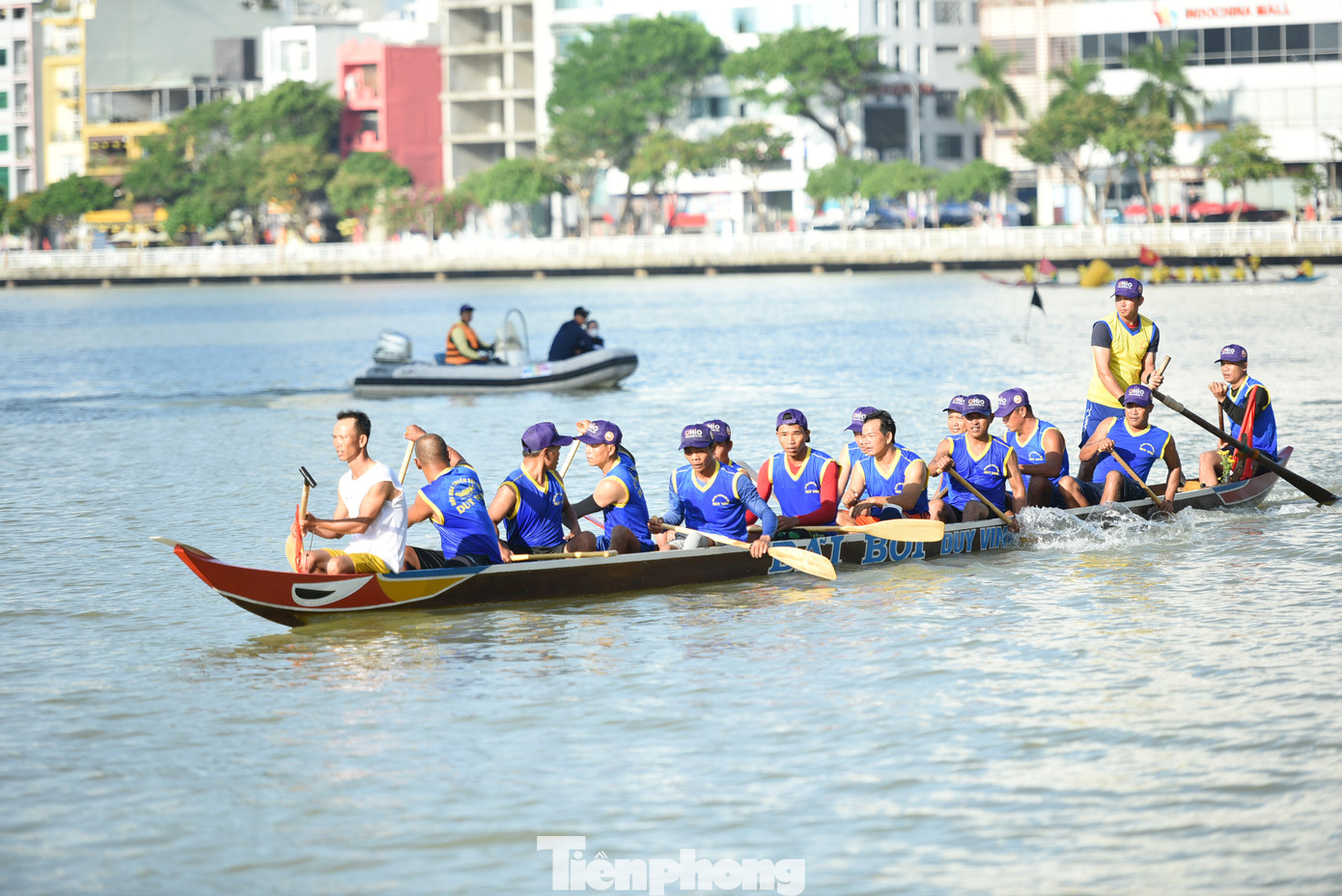 Các đội đua thuyền đã có những màn tranh tài làm nức lòng khán giả.