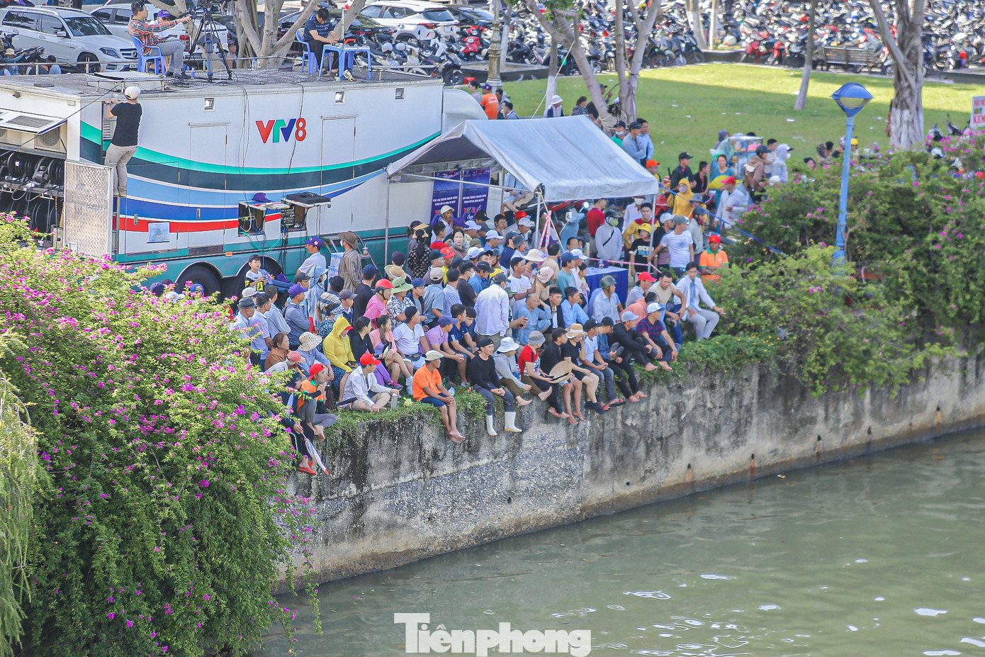 Hai bên bờ sông Hàn, dòng người xếp hàng dài cổ vũ bất chấp trời nắng gắt.