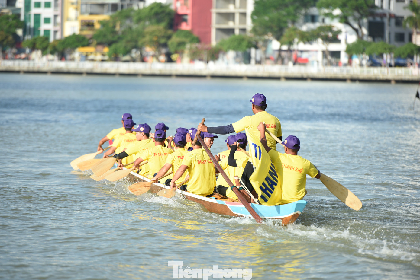 Các đội đua thuyền đã có những màn tranh tài làm nức lòng khán giả.