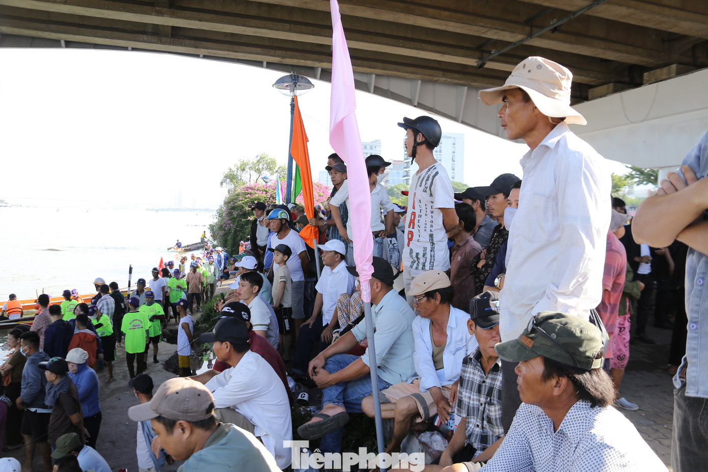 Ghi nhận của phóng viên, hàng nghìn người dân đã tụ tập hai bên bờ sông Hàn từ rất sớm để xem các đội thuyền thi đấu.