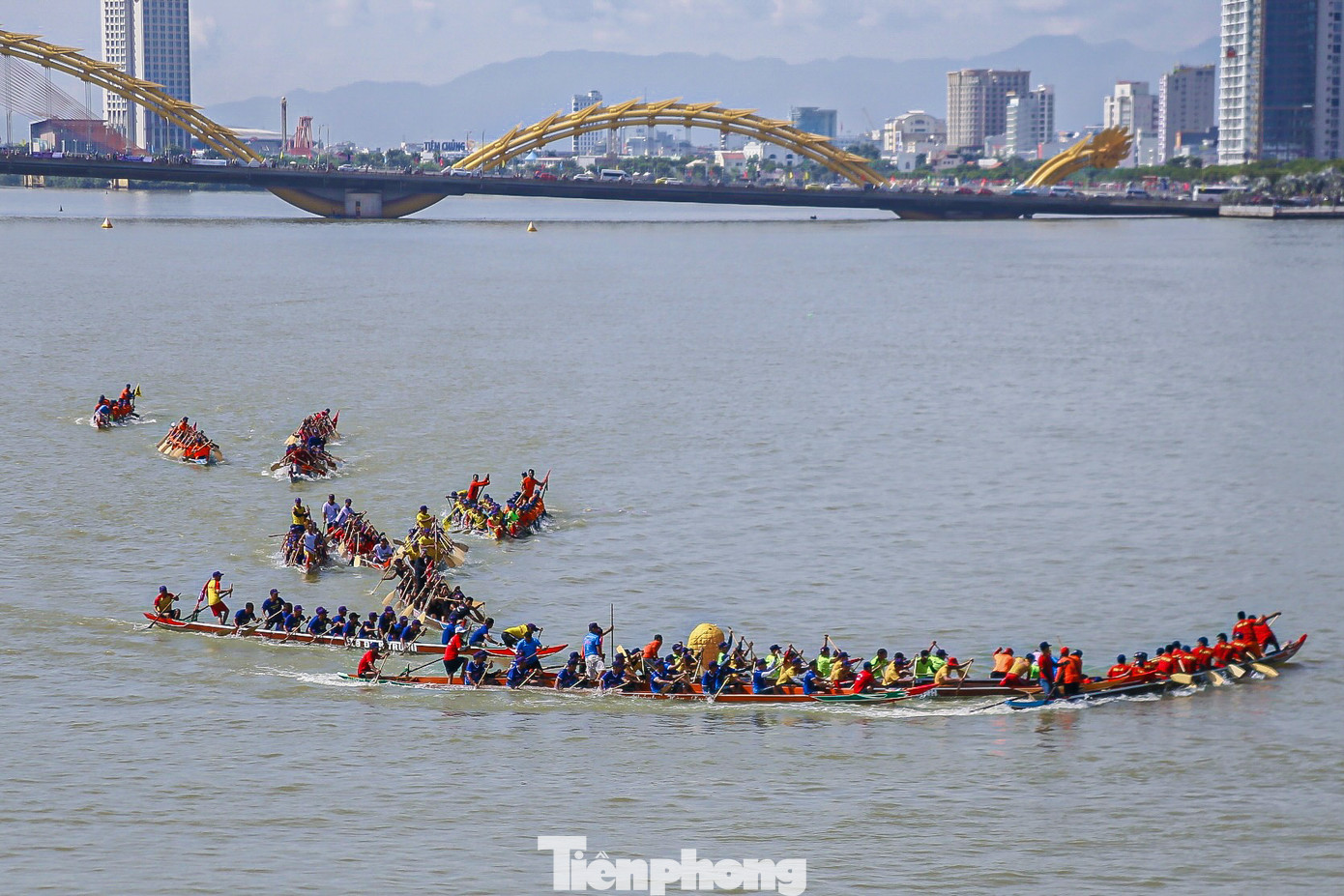 Các đội đua thuyền đã có những màn tranh tài làm nức lòng khán giả.