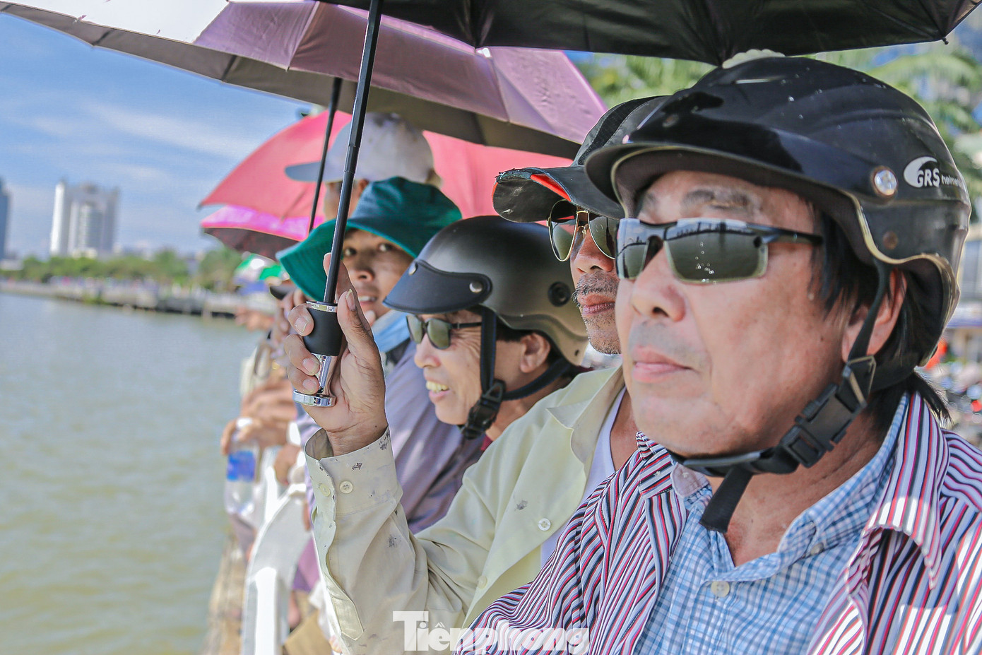 Hai bên bờ sông Hàn, dòng người xếp hàng dài cổ vũ bất chấp trời nắng gắt.