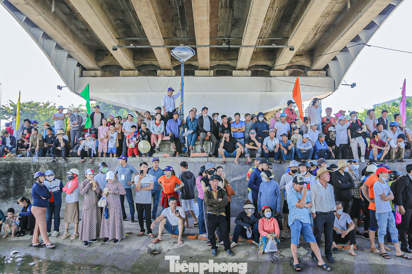 Ghi nhận của phóng viên, hàng nghìn người dân đã tụ tập hai bên bờ sông Hàn từ rất sớm để xem các đội thuyền thi đấu.