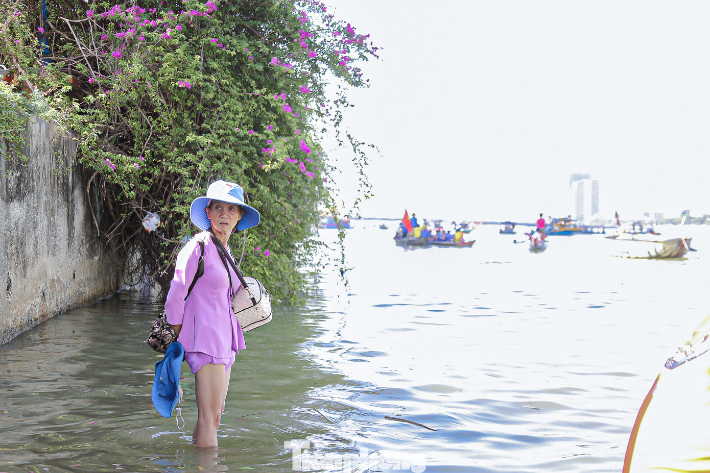 Rất đông cổ động viên đội nắng hò reo, cùng nhau cổ vũ cho đội mình thi đấu.