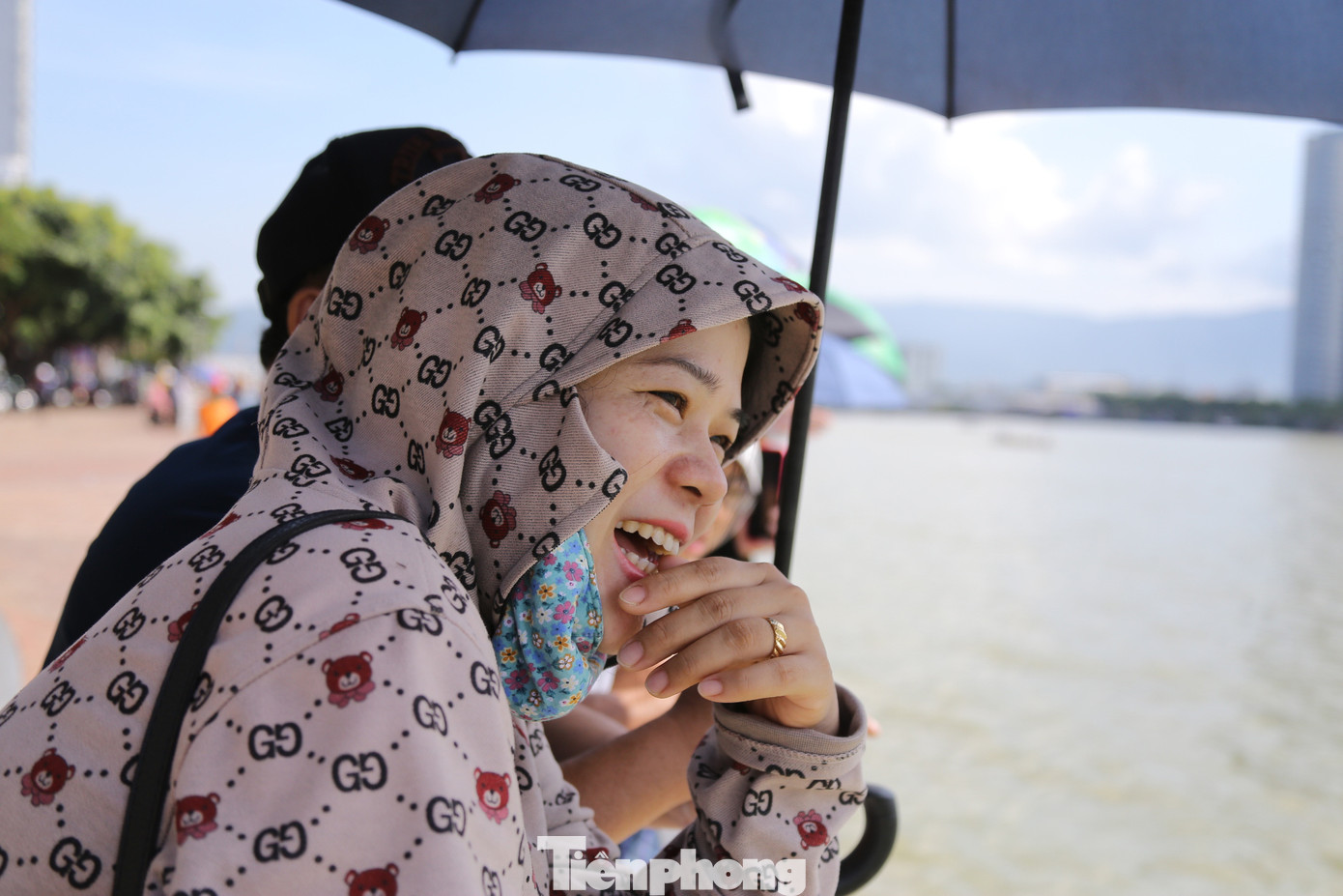 Hai bên bờ sông Hàn, dòng người xếp hàng dài cổ vũ bất chấp trời nắng gắt.