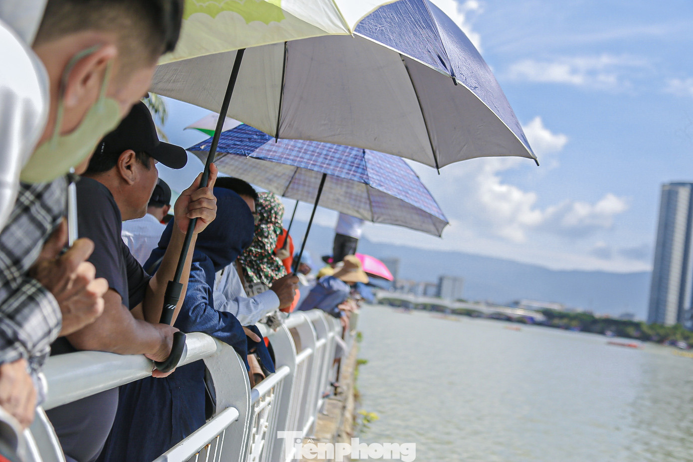 Hai bên bờ sông Hàn, dòng người xếp hàng dài cổ vũ bất chấp trời nắng gắt.