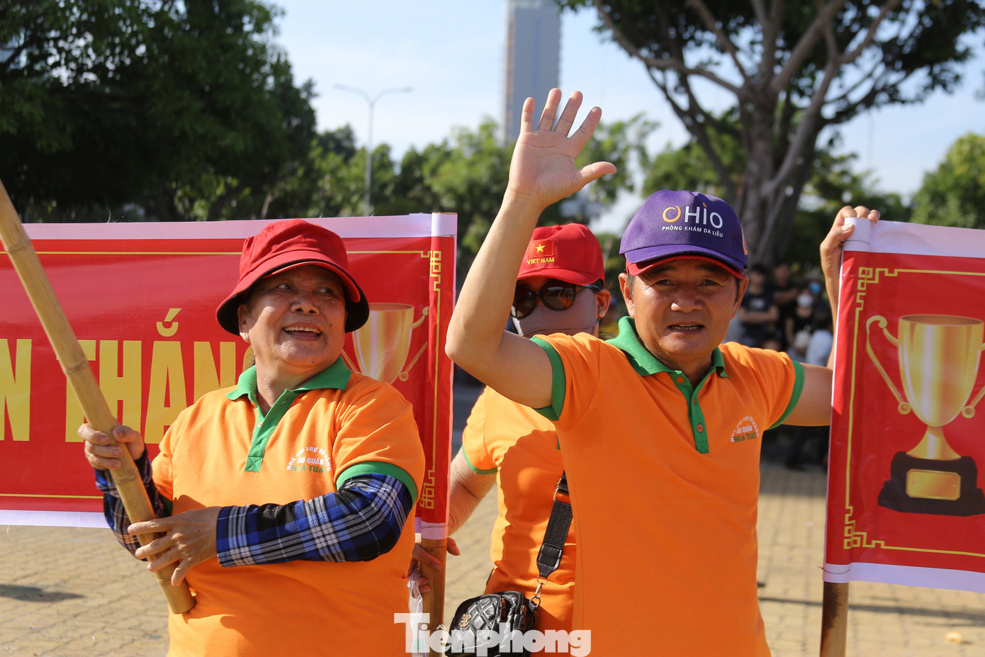 Rất đông cổ động viên đội nắng hò reo, cùng nhau cổ vũ cho đội mình thi đấu.