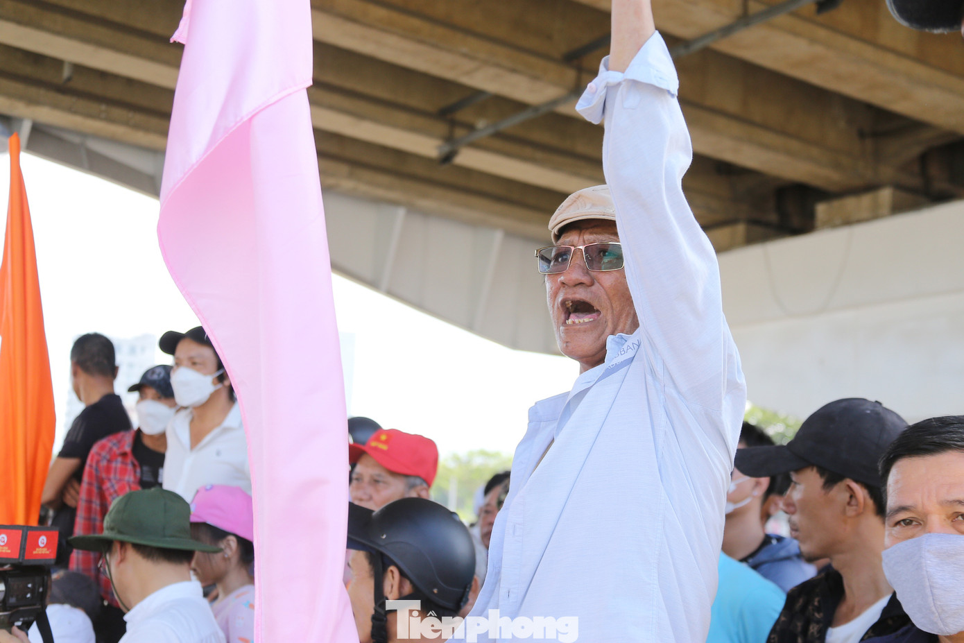 Rất đông cổ động viên đội nắng hò reo, cùng nhau cổ vũ cho đội mình thi đấu.