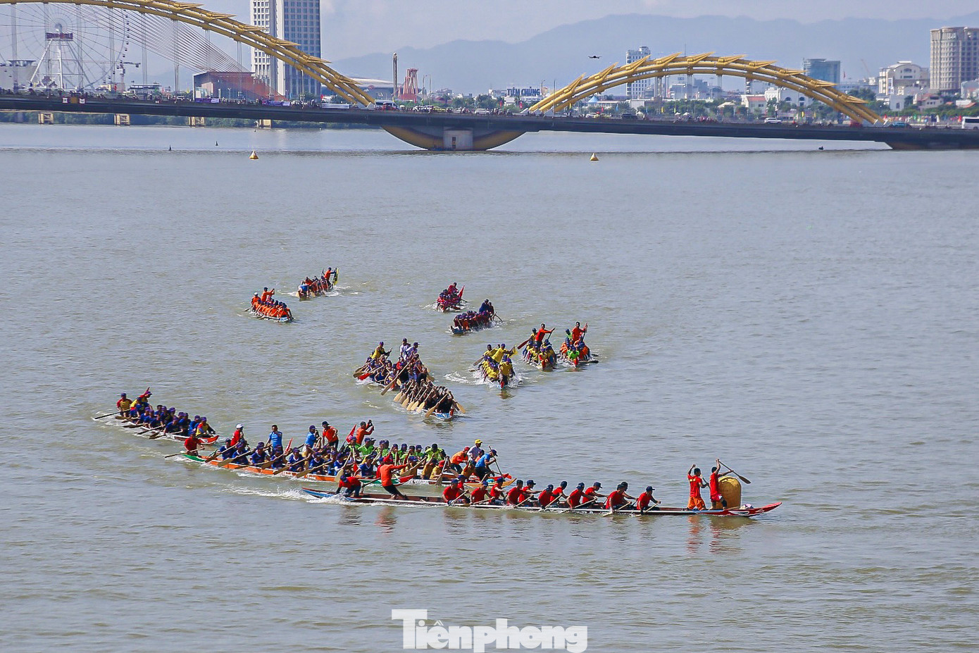 Các đội đua thuyền đã có những màn tranh tài làm nức lòng khán giả.