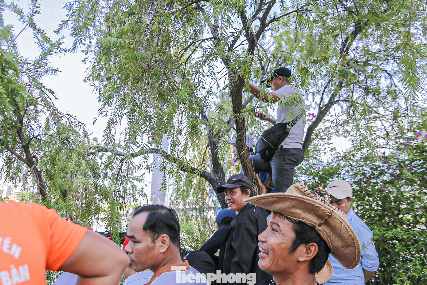 Rất đông cổ động viên đội nắng hò reo, cùng nhau cổ vũ cho đội mình thi đấu.