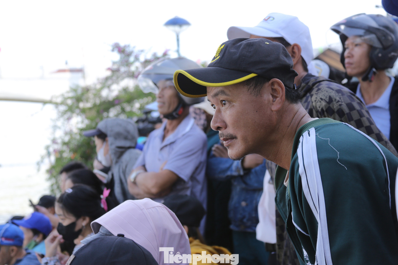 Anh Trần Văn Lập, cổ động viên đội đến từ Quảng Nam cho hay, anh ra Đà Nẵng từ rất sớm để cổ vũ cho đội mình.