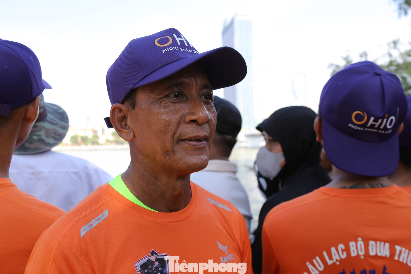 Ông Trần Văn Sơn, đội đua đến từ Điện An – Điện Bàn (Quảng Nam) cho biết, với tâm thế chuẩn bị cho giải đấu lớn, từ nhiều tháng trước đội đã sẵn sàng chinh phục chức vô địch lần này. “Đội chúng tôi đã tập luyện gần cả tháng để đến với giải đua thuyền tranh Cup VTV8 trong dịp lễ năm nay. Mọi thứ đều đã sẵn sàng, tôi mong cả đội cố gắng, tập trung, đoàn kết để thi đấu thật tốt trong các chặng đua của mình”, ông Sơn nói.