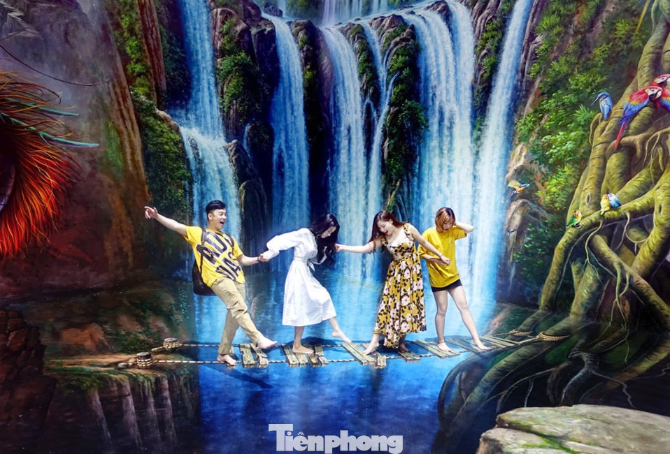 Đến đây, các bạn trẻ không chỉ ngắm tranh mà còn trở thành một phần trong tác phẩm nghệ thuật. Chỉ cần tạo dáng đúng góc độ và chụp ảnh, người tham quan sẽ có những bức hình vô cùng ấn tượng, hài hước và sống động như đang thực sự lạc vào thế giới trong tranh.