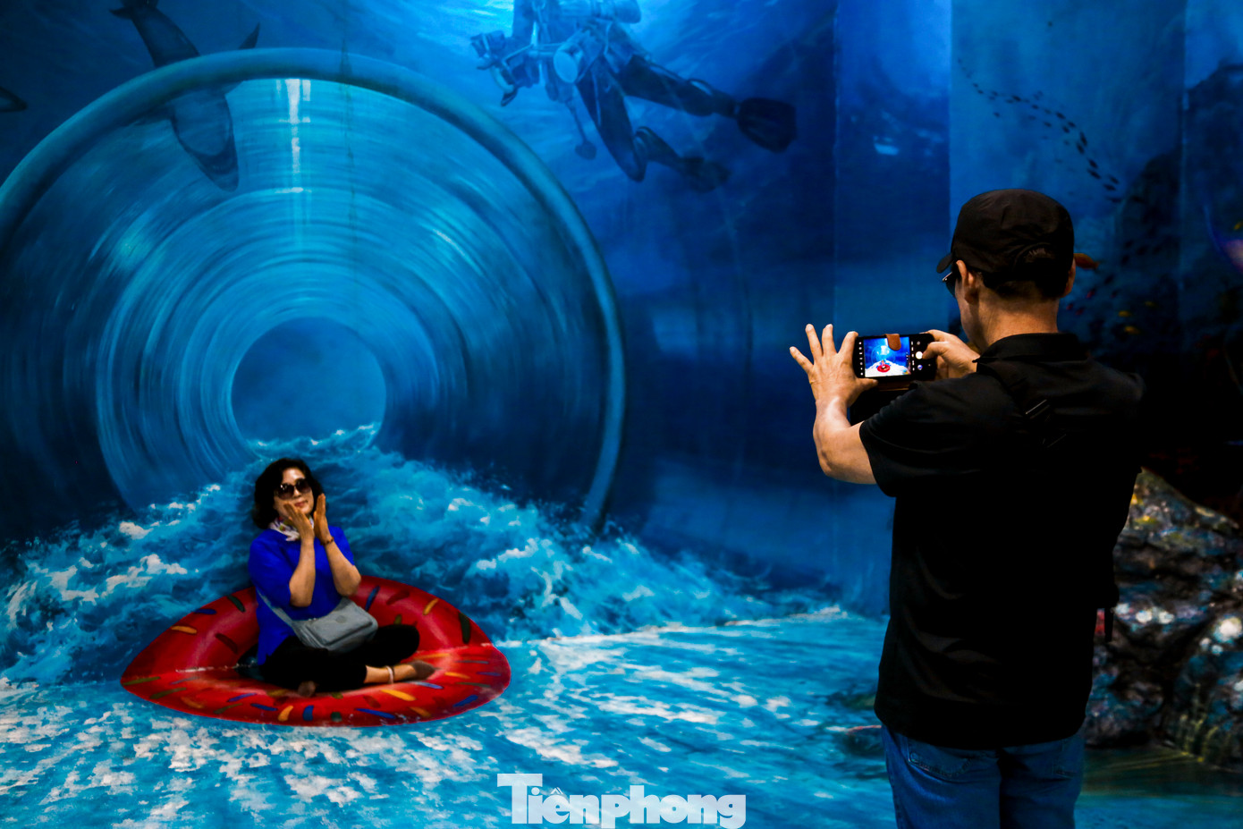 "Tranh thủ dịp du lịch tại Việt Nam, tôi và chồng ghé thăm nơi này. Không ngờ ở Việt Nam lại có một địa điểm độc đáo như vậy. Chúng tôi đã ở đây hơn một tiếng đồng hồ nhưng vẫn chưa khám phá hết", bà Soo-jung - du khách đến từ Hàn Quốc, chia sẻ.