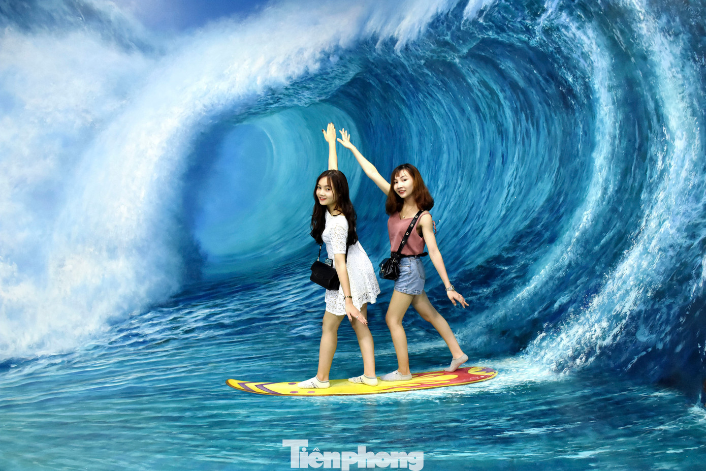 &quot;Mình rất bất ngờ vì các bức tranh ở đây trông thật đến không tưởng, mỗi bức tranh đều rất thật và sáng tạo. Mình và bạn bè đã chụp rất nhiều ảnh đẹp, có thể thỏa sức sáng tạo nên những bức ảnh độc đáo mang phong cách riêng của chính mình&quot;, Thu Hà chia sẻ.