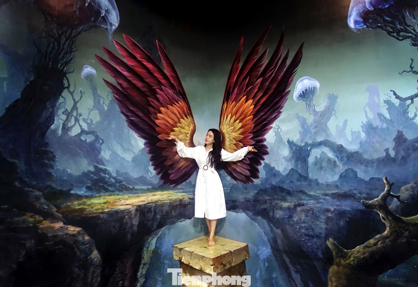 Nhiều bạn trẻ, du khách vận dụng tất cả trí tưởng tượng của mình để sáng tạo nên những bức hình độc nhất vô nhị theo cách riêng.