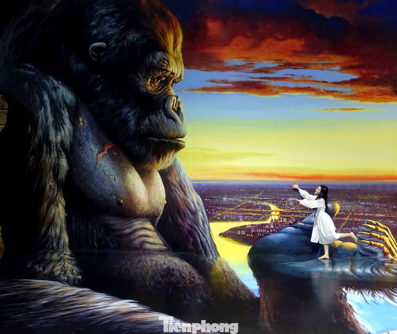 Đến đây, các bạn trẻ không chỉ ngắm tranh mà còn trở thành một phần trong tác phẩm nghệ thuật. Chỉ cần tạo dáng đúng góc độ và chụp ảnh, người tham quan sẽ có những bức hình vô cùng ấn tượng, hài hước và sống động như đang thực sự lạc vào thế giới trong tranh.