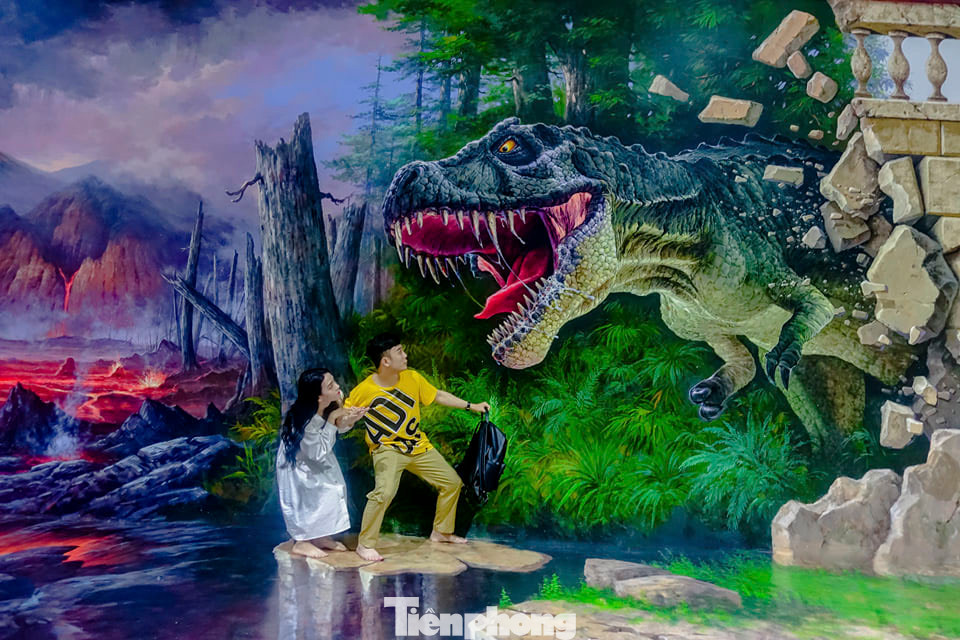 Đến đây, các bạn trẻ không chỉ ngắm tranh mà còn trở thành một phần trong tác phẩm nghệ thuật. Chỉ cần tạo dáng đúng góc độ và chụp ảnh, người tham quan sẽ có những bức hình vô cùng ấn tượng, hài hước và sống động như đang thực sự lạc vào thế giới trong tranh.