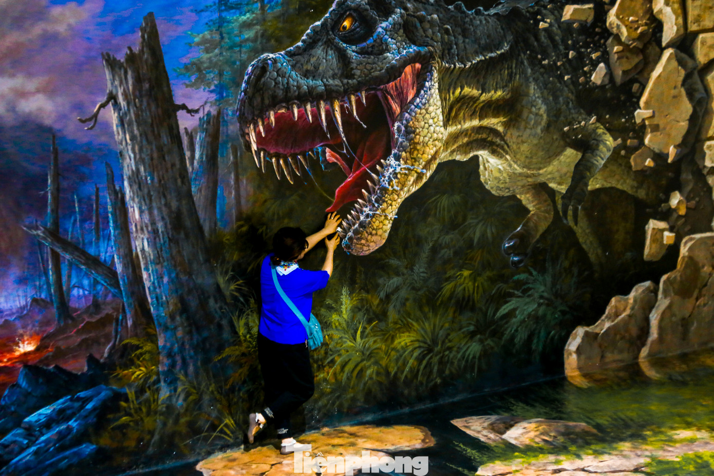 Nhiều bạn trẻ, du khách vận dụng tất cả trí tưởng tượng của mình để sáng tạo nên những bức hình độc nhất vô nhị theo cách riêng.