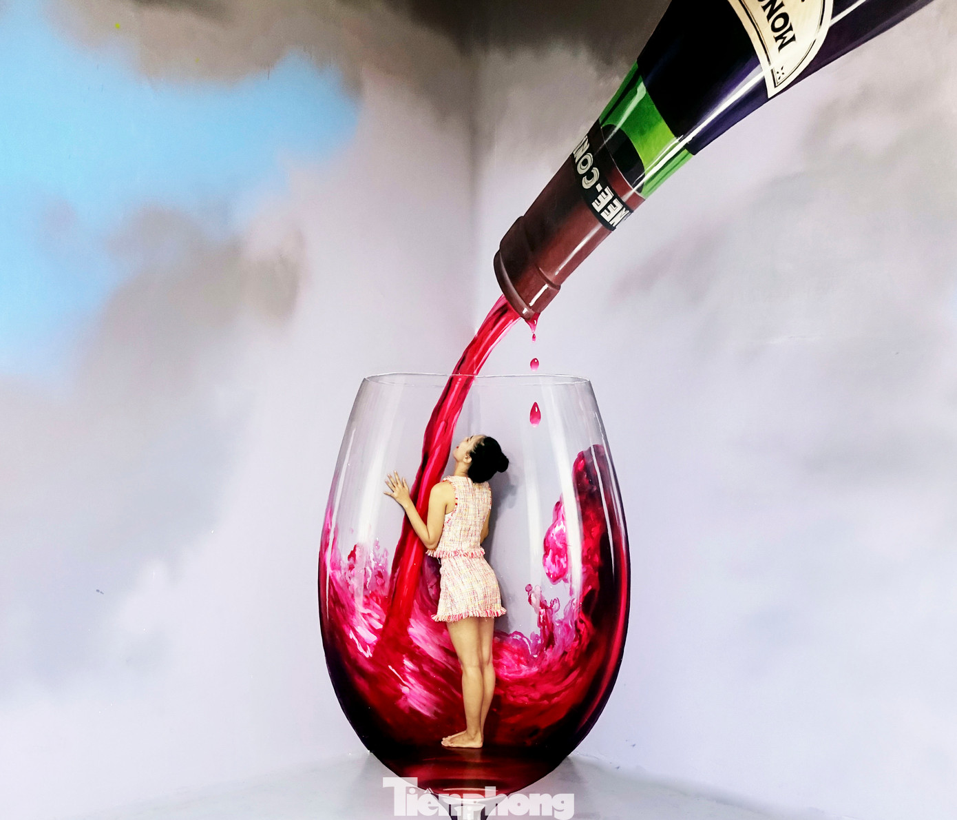 Nhiều bạn trẻ, du khách vận dụng tất cả trí tưởng tượng của mình để sáng tạo nên những bức hình độc nhất vô nhị theo cách riêng.