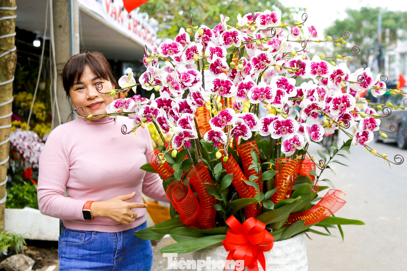 Chị Phạm Thị Vân, tiểu thương bán hoa trên đường Nguyễn Đình Tựu, cho biết: “Năm nào cơ sở của tôi cũng đưa hoa xuống sớm để người dân có thể chọn lựa dễ hơn. Những chậu hoa lan có giá từ vài triệu đến chục triệu được rất nhiều người mua để về trang trí cho dịp Tết năm nay.”