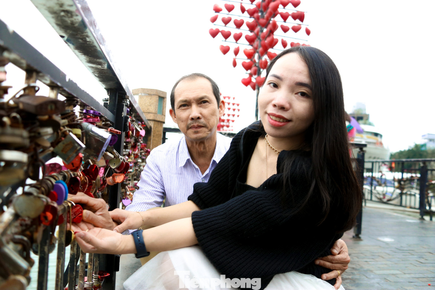 Nhiều cặp đôi cài khóa tình yêu cho nhau và cầu mong tình yêu của mình sẽ mãi hạnh phúc.