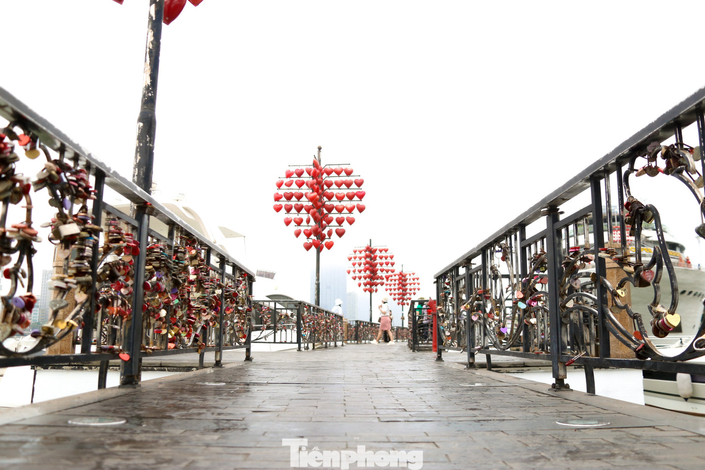 Chi chít ổ khóa được khóa chặt trên cầu tình yêu. Những chiếc khóa này không chỉ mang ý nghĩa tinh thần mà còn là một hành động chứng minh cho tình yêu bền vững, như một cách ghi dấu khoảnh khắc đặc biệt trong đời.