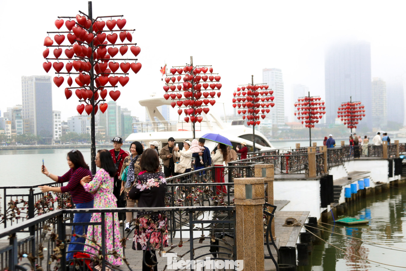 Ngày lễ Tình nhân 14/2 là dịp để các cặp đôi thể hiện tình cảm. Tại Đà Nẵng, trong thời tiết mưa phùn, nhiều bạn trẻ vẫn đổ về cầu khóa tình yêu để thể hiện tình yêu của mình trong ngày Valentine.