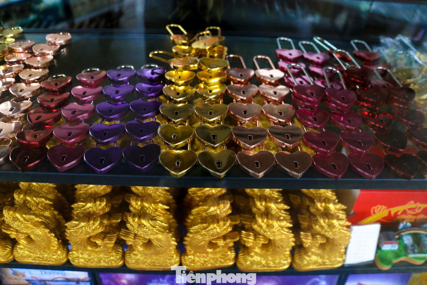 Những ổ khóa rực rỡ màu sắc được nhiều người đến chọn mua. Họ khắc tên lên những ổ khóa trong ngày Valentine để hy vọng tình yêu bền chặt.