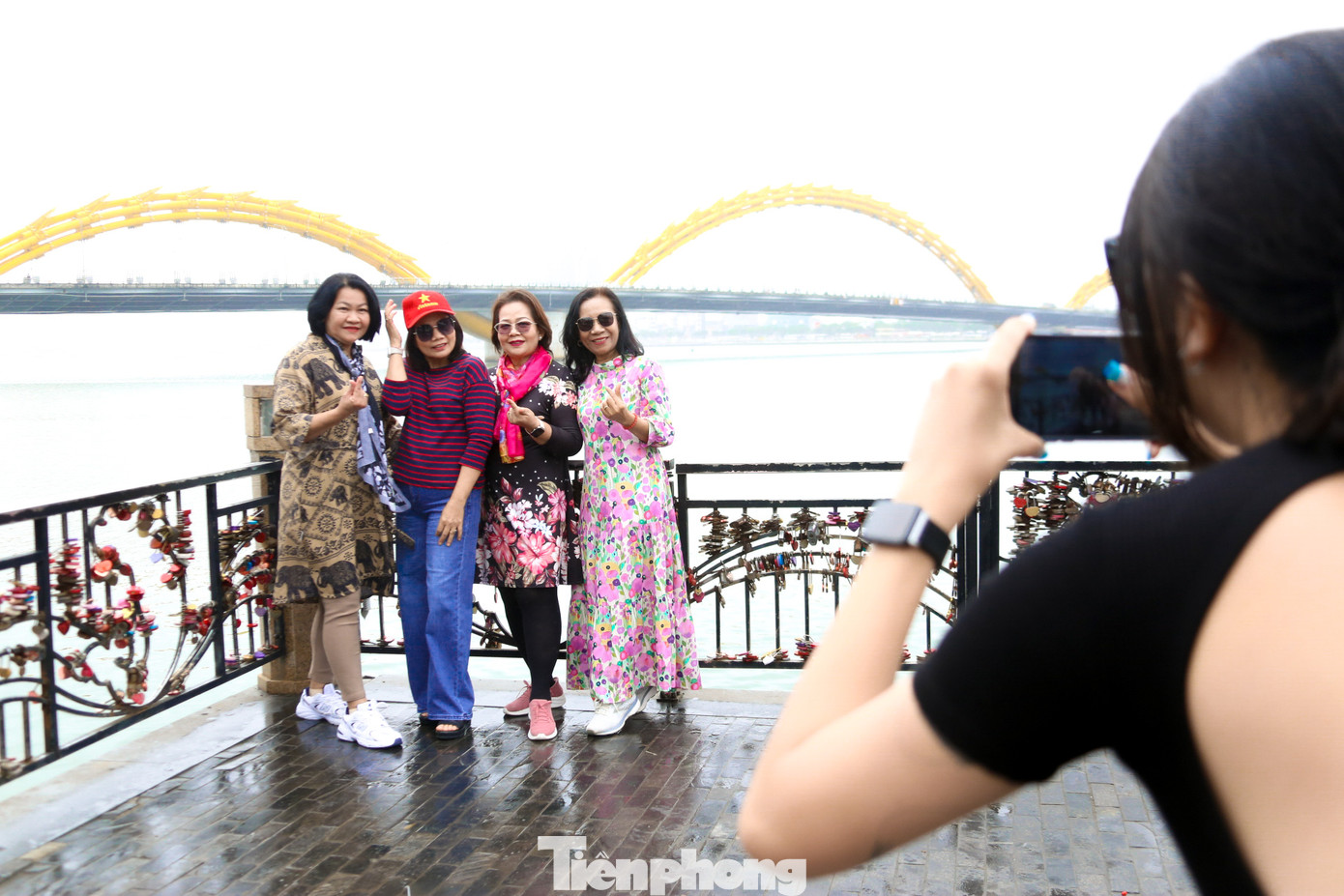 Nhiều du khách hào hứng check-in tại cầu tình yêu.