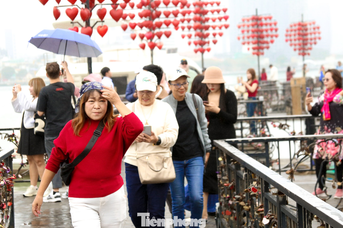 Đông đảo bạn trẻ, du khách đã đến cầu tình yêu để cài khóa và hẹn hò trong ngày lễ Tình nhân 14/2.