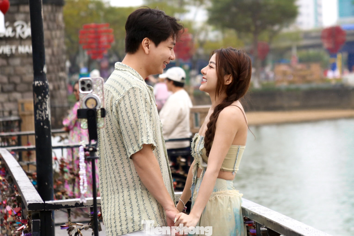 "Valentine là ngày lễ đặc biệt đối với các cặp đôi yêu nhau. Nhân ngày lễ quan trọng này, tôi cùng người yêu đến đây để cài khóa tình yêu, mong sao tình yêu của tôi sẽ được mãi trọn vẹn, vui vẻ và hạnh phúc", Nguyễn Thu Phương chia sẻ.