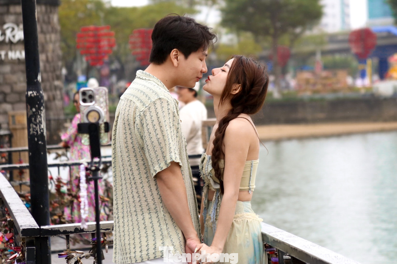 Cặp đôi trao nhau nụ hôn trên "cầu tình yêu" để giữ khoảnh khắc đẹp trong ngày lễ tình nhân.