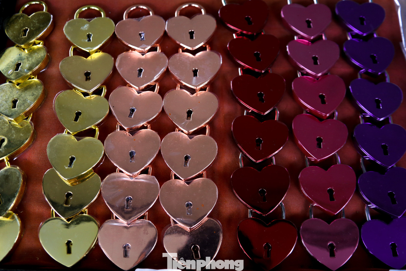 Những ổ khóa rực rỡ màu sắc được nhiều người đến chọn mua. Họ khắc tên lên những ổ khóa trong ngày Valentine để hy vọng tình yêu bền chặt.