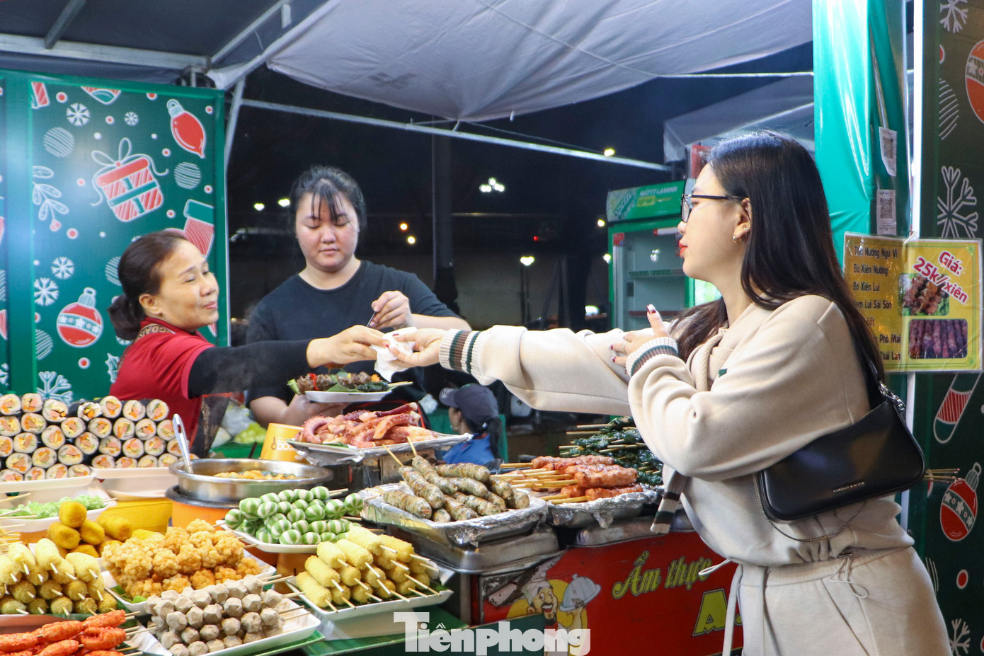 Rất nhiều món ăn được bài trí bắt mắt khiến du khách phải trầm trồ. Nhiều người tỏ ra thích thú khi thử các món ăn được chế biến ngay tại chỗ.