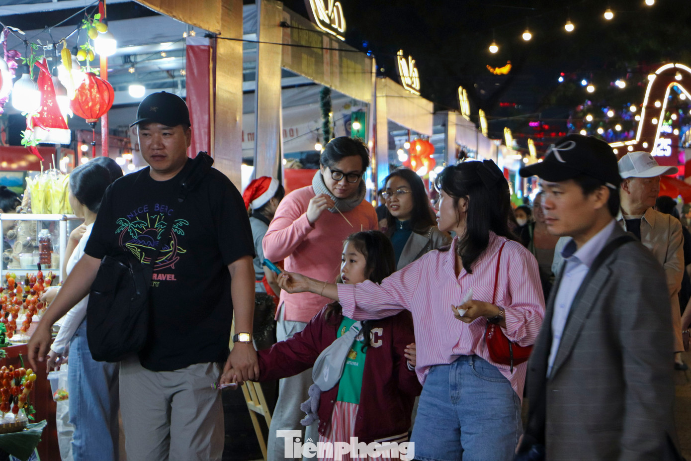 Nhiều du khách nước ngoài thích thú dạo chơi, trải nghiệm không gian ẩm thực khi đến Đà Nẵng du lịch.