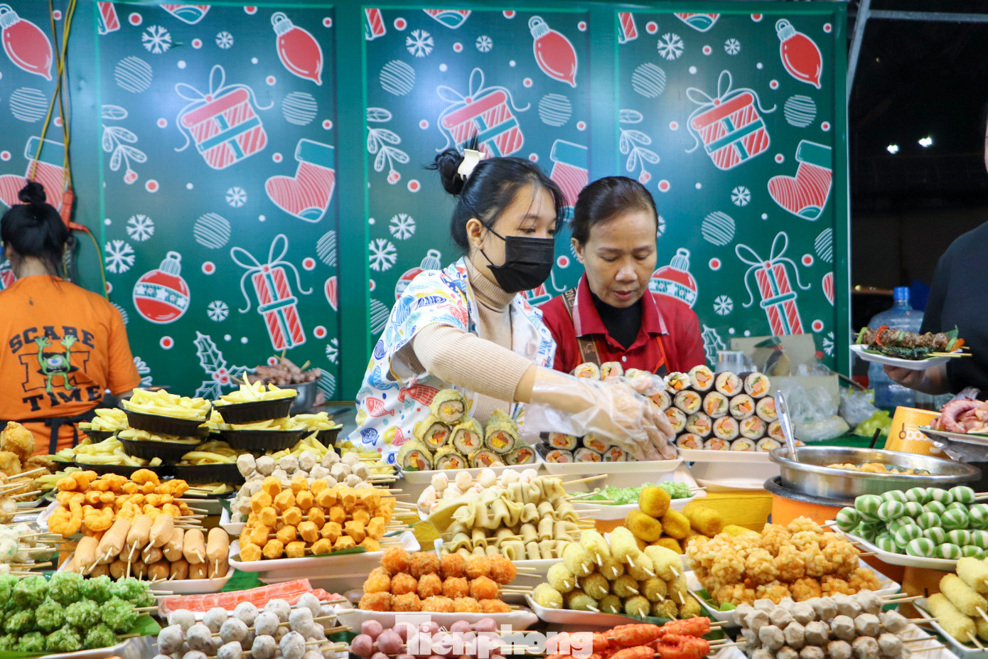 Các gian hàng ẩm thực đặc trưng bày bán những món ăn hấp dẫn, phong phú.